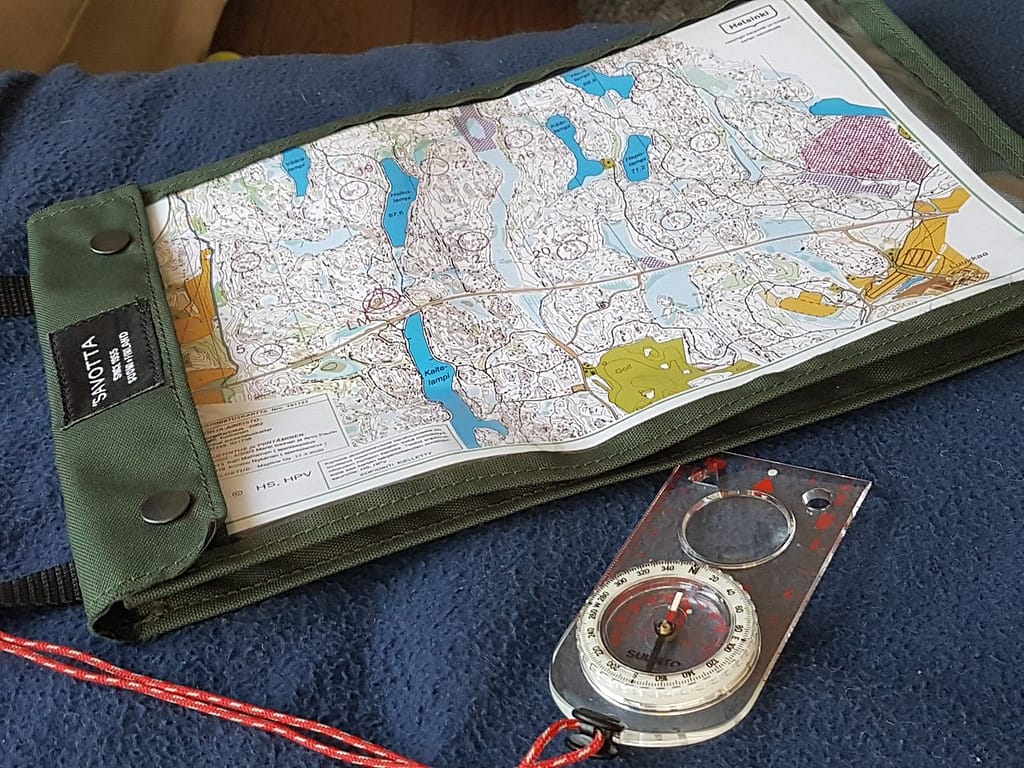 Rennolla retkeilykurssilla opetetaan kartan lukua ja suunnan ottamista kompassilla.