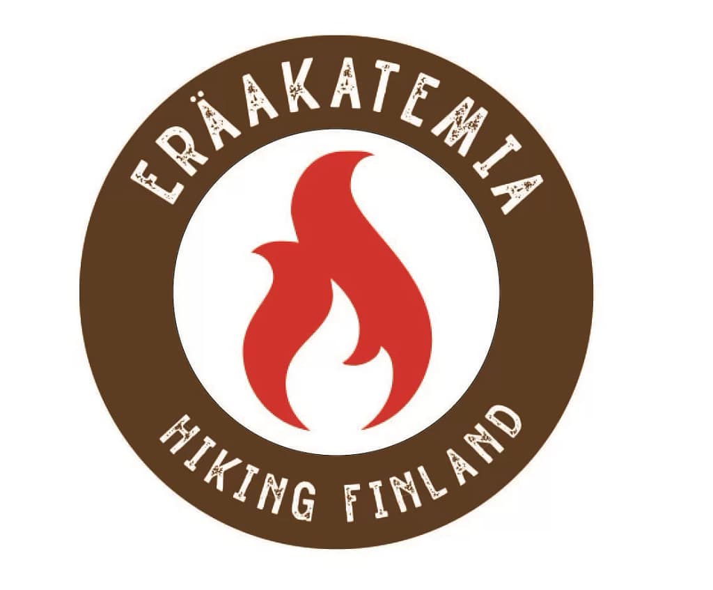 Hiking Finland logo, jossa nuotion lisäksi teksti Hiking Finland eräakatemia.