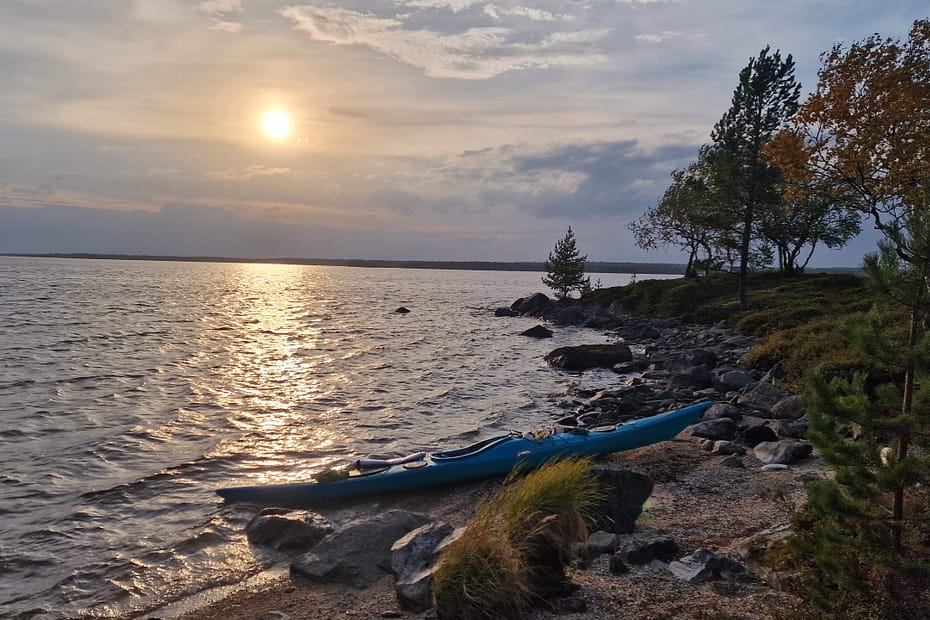 Auringonlasku liikuttaessa kajakilla Vätsärin erämaassa.